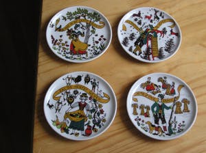 Niet of onleesbaar gesigneerd - Vier vintage porseleinen onderzetters de vier jaargetijden - Susan Doelker kopen? Bied vanaf 1!