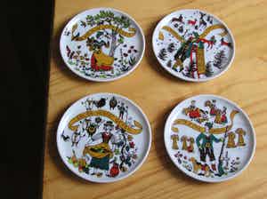 Niet of onleesbaar gesigneerd - Vier vintage porseleinen onderzetters de vier jaargetijden - Susan Doelker verkocht voor € 1!