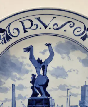 Ossip Zadkine - Verwoeste stad. Bord met afbeelding van beroemd beeld. kopen? Bied vanaf 49!