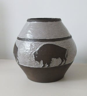 Dries Vermeulen - Grote zeer zeldzame vaas met sgraffito decor van Bizons kopen? Bied vanaf 1!