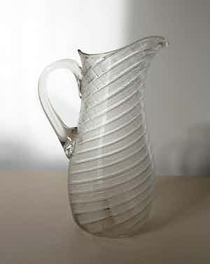 Niet of onleesbaar gesigneerd - Grote Friese draadglazen waterkan verkocht voor € 1!