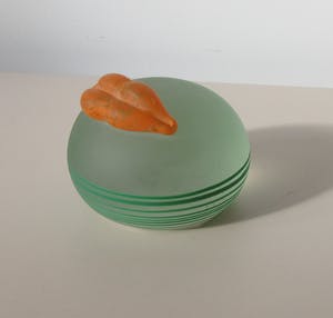 Glasstudio Borowski - Grote groene gesatineerde presse papier met oranje gesatineerde mond kopen? Bied vanaf 30!
