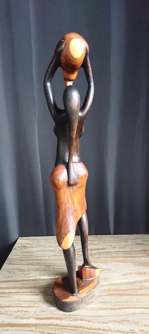 Niet of onleesbaar gesigneerd - Abstract houten beeld - Afrikaanse vrouw met kruik kopen? Bied vanaf 1!