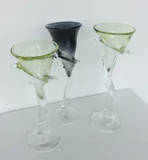 Yvon Trossèl - Drie speels gevormde glazen in groen/geel en donkerblauw kopen? Bied vanaf 150!