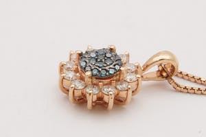 2537 - 14 Krt rose-gouden dames Halssierraad met diamanten hanger - 0.40ct kopen? Bied vanaf 220!