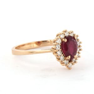 18k rosé gouden entourage ring bezet een robijn en briljant geslepen diamant kopen? Bied vanaf 400!