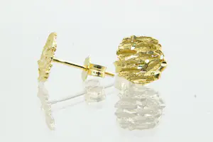 101 - Een paar leuke 18krt geel-gouden oorstekers met nugget-afwerking kopen? Bied vanaf 75!
