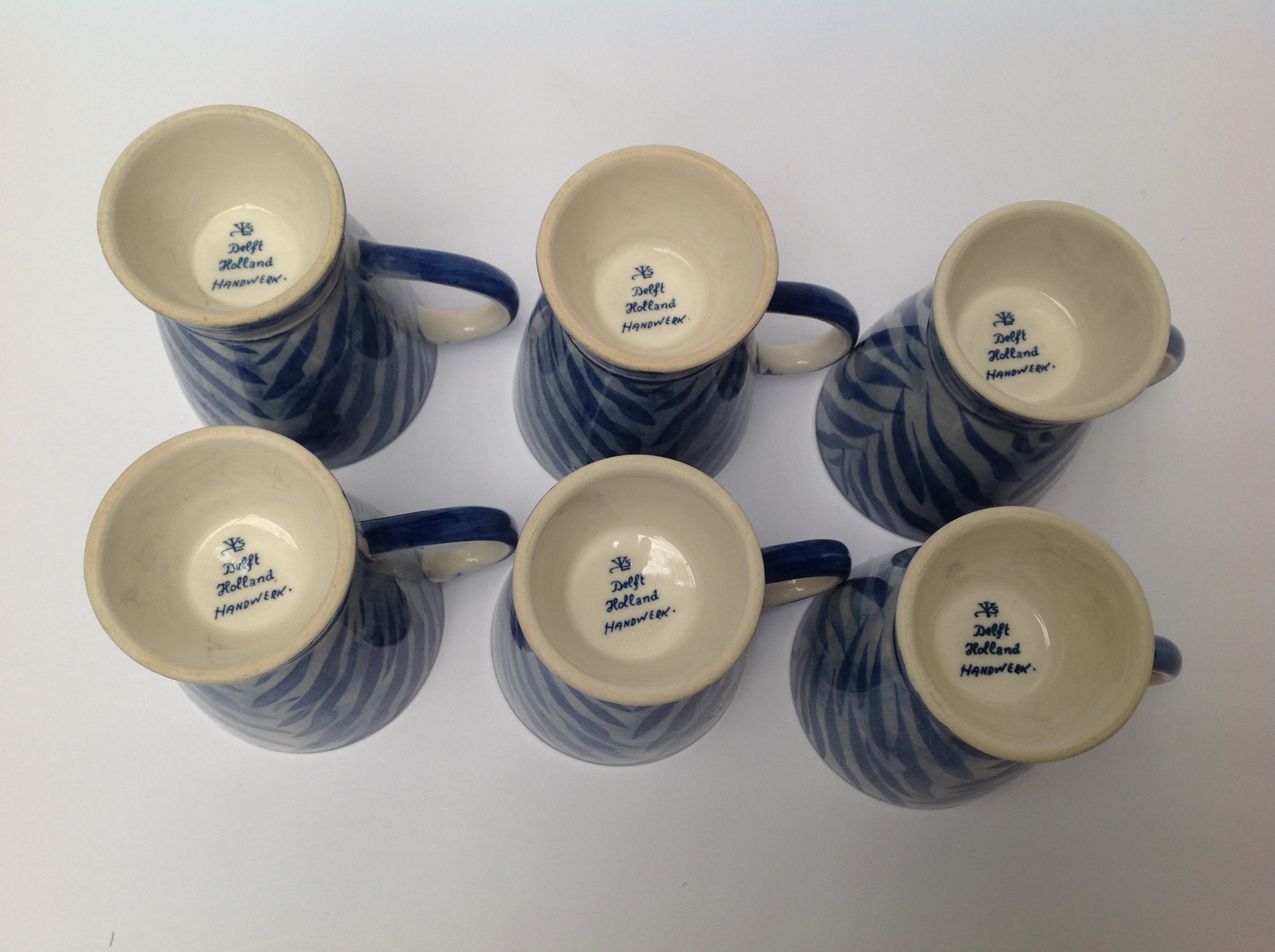 Keramiekfabriek Velsen - 6 Mokken handgeschilderd Delfts Blauw kopen? Bied vanaf 18!