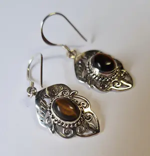 Gotland oorbellen met tijgeroog in zilver handgemaakte kast Viking stijl kopen? Bied vanaf 50!