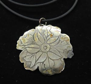 Yoka Voorbach - Collier met zilveren hanger met kleurenets, Magic eglantine kopen? Bied vanaf 1!