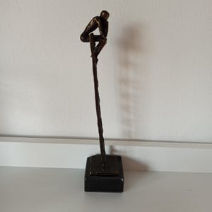 Corry Ammerlaan - Verbronsd sculptuur op sokkel; De Denkende Mens. kopen? Bied vanaf 1!