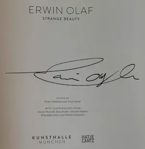 Erwin Olaf - Gesigneerd boek: Strange beauty kopen? Bied vanaf 250!