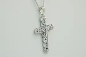 87 - Fijn 14 krt. witgouden collier en een 18 krt. diamanten kruis hanger kopen? Bied vanaf 800!