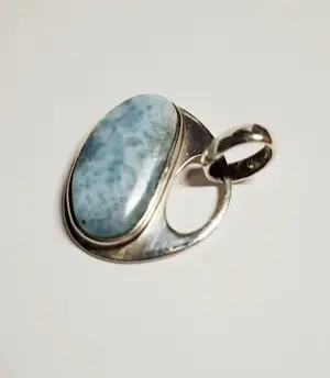AcheterNieuwe zilveren hanger met larimar? Enchérissez de 40!