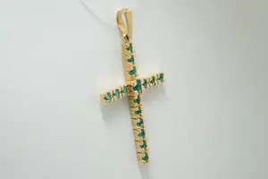 Acheter32 - Grote 18 karaat geel-gouden kruishanger gezet met groene steentjes? Enchérissez de 190!