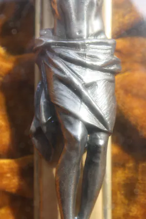 Niet of onleesbaar gesigneerd - Prachtige Bronzen Jezus aan Kruis achter Bol Glas - Fluweel, Brons, Glas kopen? Bied vanaf 1!