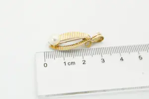 64 - Chique 18 Krt bicolor gouden hanger versierd met parel kopen? Bied vanaf 80!