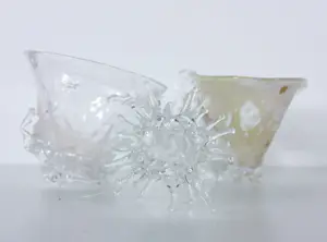 Yvon Trossèl - Diverse speels gevormde glasobjecten ('Bonbonella', 2 kopjes, hanger en vaasje) kopen? Bied vanaf 80!