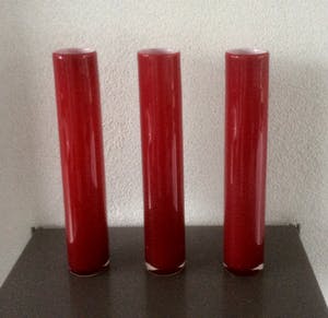 Niet of onleesbaar gesigneerd - DRIE HOGE SMALLE RODE GLAZEN VAZEN kopen? Bied vanaf 1!