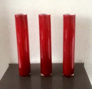 Niet of onleesbaar gesigneerd - DRIE HOGE SMALLE RODE GLAZEN VAZEN verkocht voor € 1!