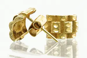 91 - Set geel-gouden 18 Krt oorstekers - oyster schakel kopen? Bied vanaf 130!