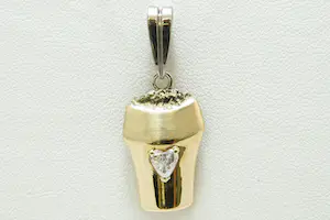 101 - Origineel 14 karaat bi colour Biertje hanger met ca 0.30 crt diamant kopen? Bied vanaf 180!