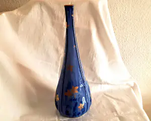 Sevres - Porzellan Vase original Sevres von 1900 mittelblau mit goldenem Blätter-Dekor kopen? Bied vanaf 290!