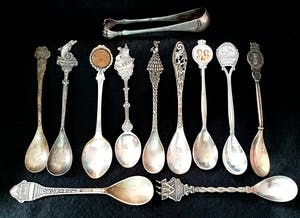 Zilver - D.E. Douwe Egberts verzilverd lepel, Zilveren pincet en nog 10 lepeltjes kopen? Bied vanaf 1!