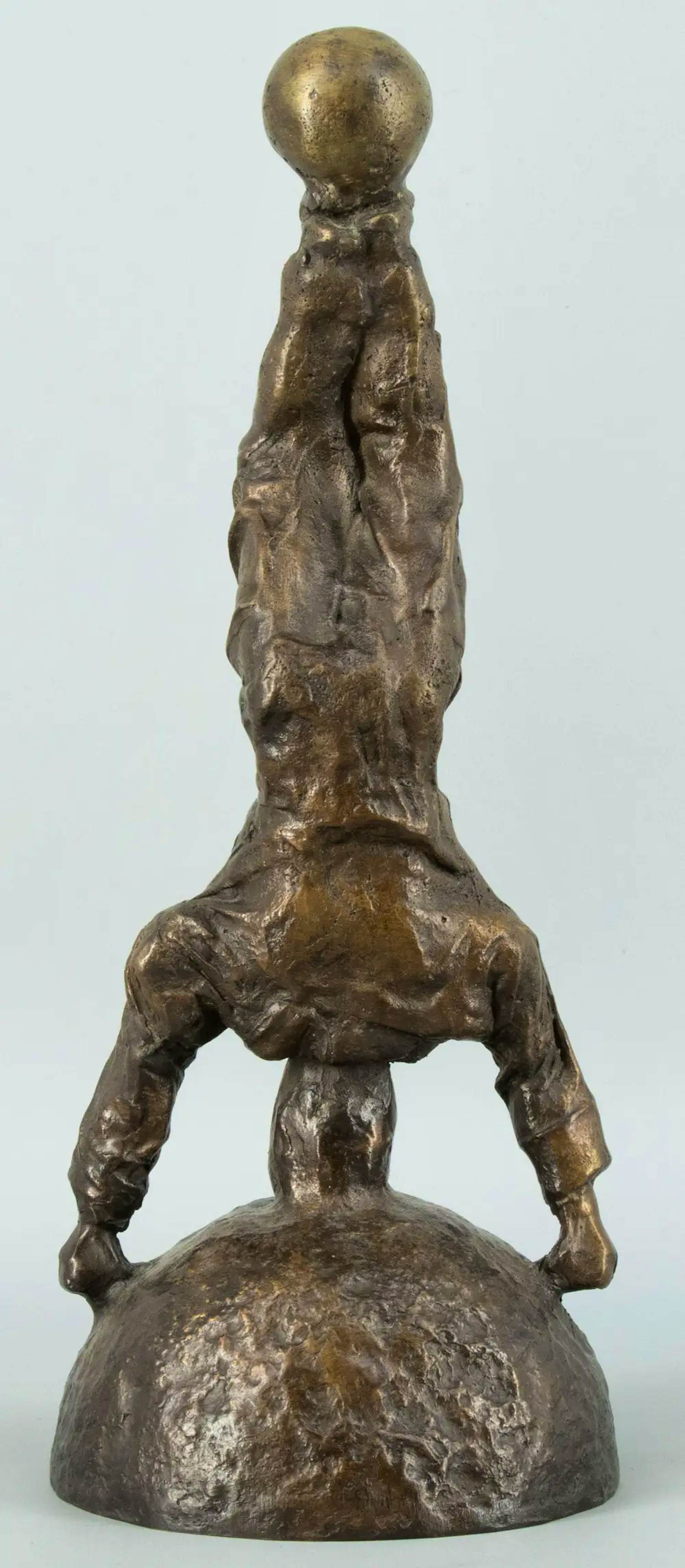 Buy Nicolas Dings - Bronzen beeld: de wereld staat op zijn kop - 1998? Bid from 475!