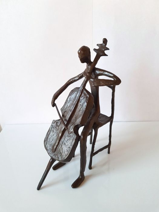 Niet of onleesbaar gesigneerd - Gepatineerd bronzen beeld van een cellist kopen? Bied vanaf 1!