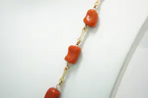 74 - Bijzonder vintage 14 karaats rosegouden halssieraad met bloedkoraal kopen? Bied vanaf 480!