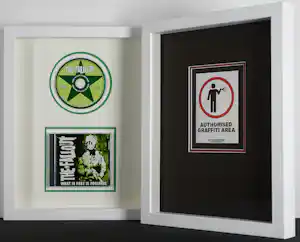 Banksy - Twee fraai ingelijste werken : CD The Fallout + GRAFFITI AREA sticker 016/BNK/5Y verkauft für € 132!