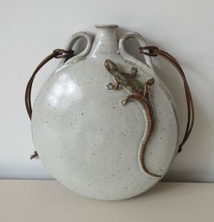 Ardine Spitters - Steengoed Object van een waterfles of zak gedecoreerd met een Salamander kopen? Bied vanaf 40!