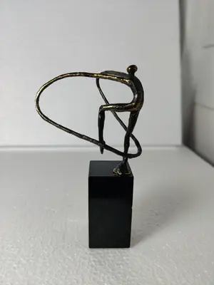 Niet of onleesbaar gesigneerd - Een prachtige bronzen beeldje gymnaste kopen? Bied vanaf 1!