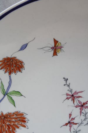 Niet of onleesbaar gesigneerd - Prachtige Orginele Porseleinen Kakimon Schotel Bloemen op Rots Partij en Insekt kopen? Bied vanaf 1!