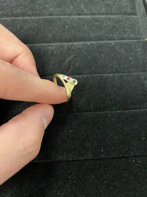 Geelgouden ring met robijn, saffier en smaragd kopen? Bied vanaf 80!