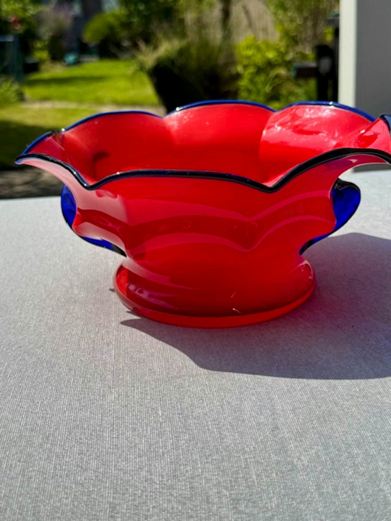 Onbekend - Glazen Rode schaal met blauwe rand en handels kopen? Bied vanaf 10!