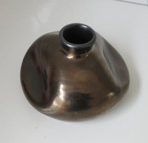 Niet of onleesbaar gesigneerd - Bronzen studio keramische deukvaas kopen? Bied vanaf 1!