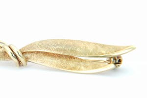 2562- Chique geel-gouden gematteerde Broche / Speld - strikmodel - 14 karaat kopen? Bied vanaf 100!