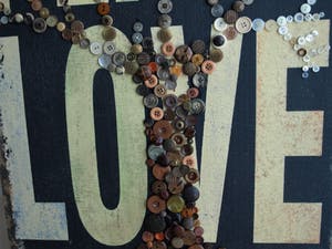 Niet of onleesbaar gesigneerd - Gemengde techniek, “Peace, Love, Happiness” kopen? Bied vanaf 1!