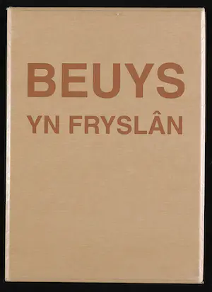 Joseph Beuys - Tentoonstellingscatalogus met postkaarten en zeefdruk op vilt, Beuys yn Fryslân kopen? Bied vanaf 60!