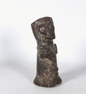 Niet of onleesbaar gesigneerd - Oude handpop van versteend materiaal met rood pigment kopen? Bied vanaf 1!