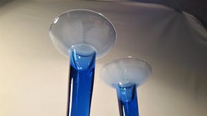 Niet of onleesbaar gesigneerd - Twee design glazen kaarsenhouders blauw met groene voet kopen? Bied vanaf 1!