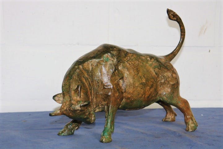 Pierre Chenet - vol bronzen aanvallende stier verkocht voor € 350!