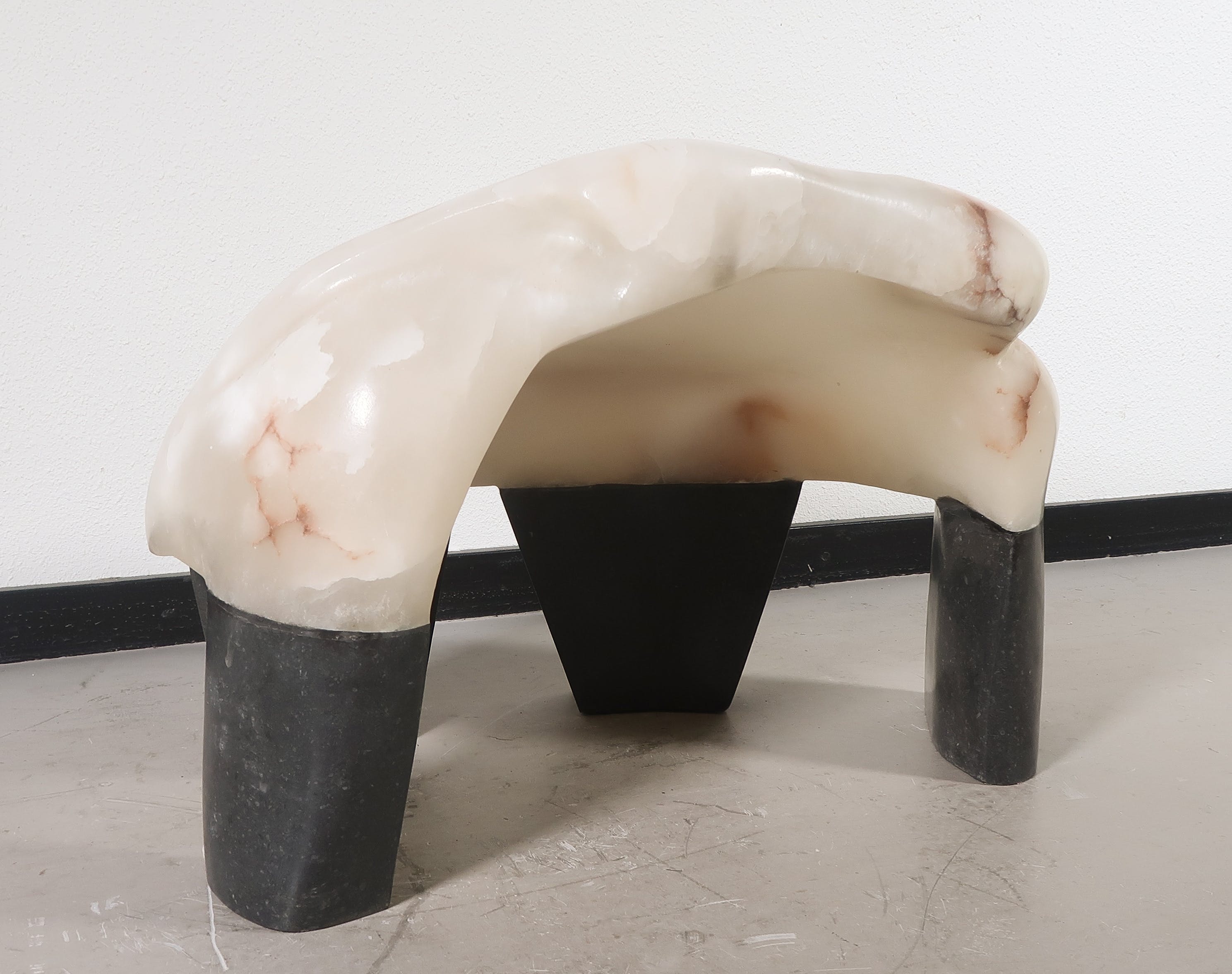 Peter van de Locht - Marmeren object op granieten sokkels, Organische abstracte vorm kopen? Bied vanaf 350!