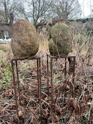 Ida De Roy - twee vrolijke apen "horen en zien" van beton op stalen sokkels kopen? Bied vanaf 500!