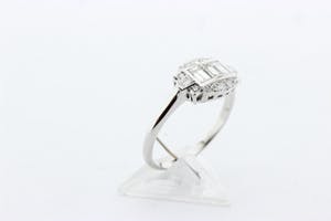 Art-deco stijl plaatring gezet met 3 baquette geslepen diamanten kopen? Bied vanaf 1150!