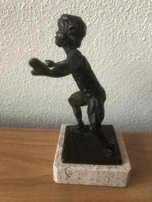 Brons (Onbekend) - Prachtig beeldje - Kindje dat zijn eerste stapjes zet. kopen? Bied vanaf 35!