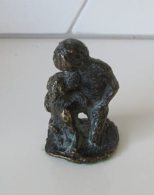 Niet of onleesbaar gesigneerd - Bronzen beeldje van een jongemanen zijn hond kopen? Bied vanaf 10!