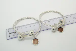 13- TWEE (2) Massief 1e ghlt zilveren bolletjes armbanden -met 2 onedele muntjes kopen? Bied vanaf 90!
